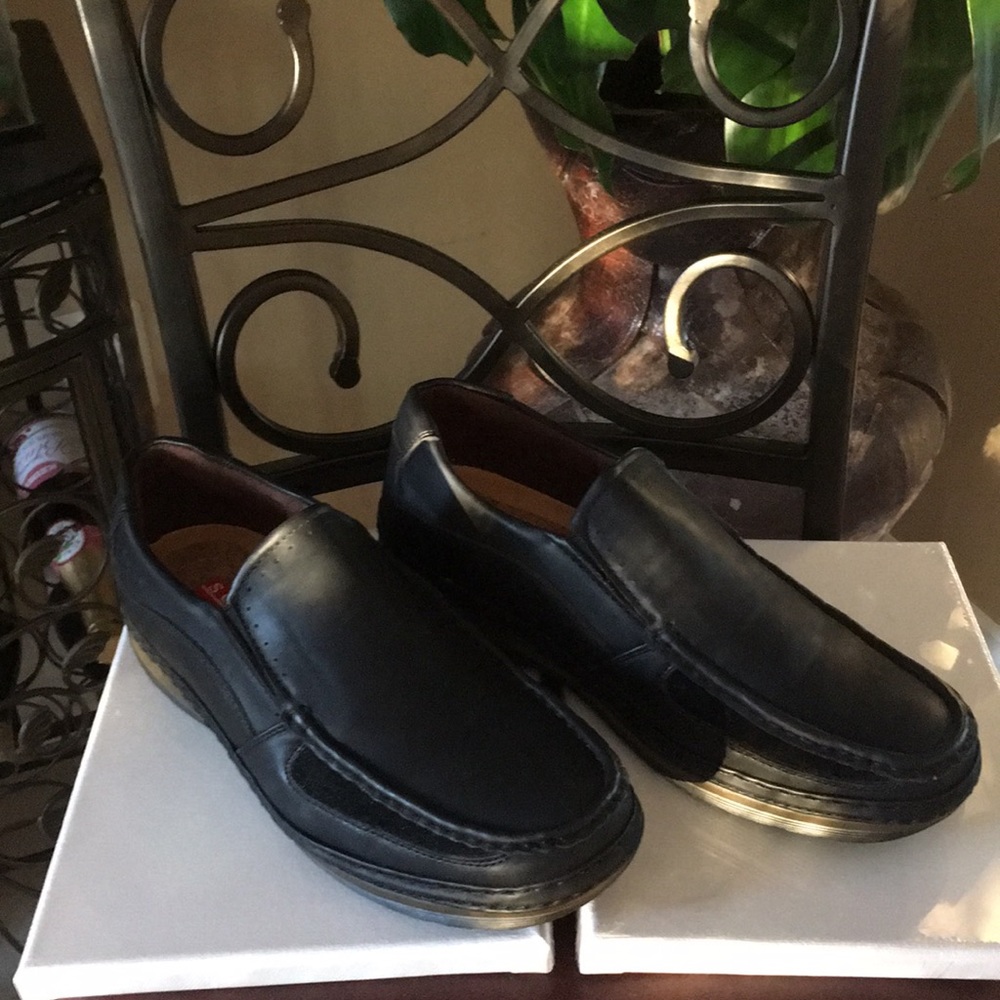 NWOT Solo Parker 300 men’s black shoes Sz 10